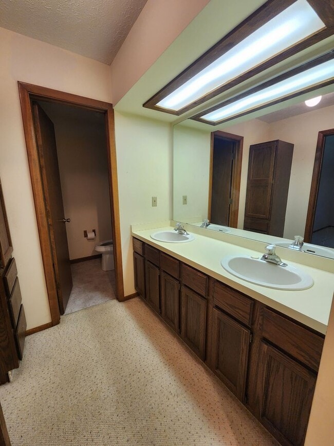 Building Photo - Spacious 3 Bedroom 3 Bathroom Home For Ren...