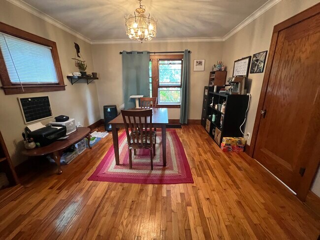 Building Photo - 1300 W Barnes Ave