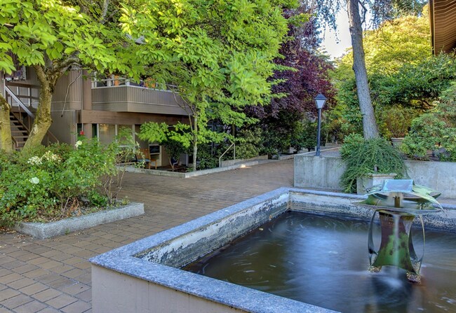 Building Photo - Downtown Bellevue 2 Bedroom 1.5 Bath 2 story Condo