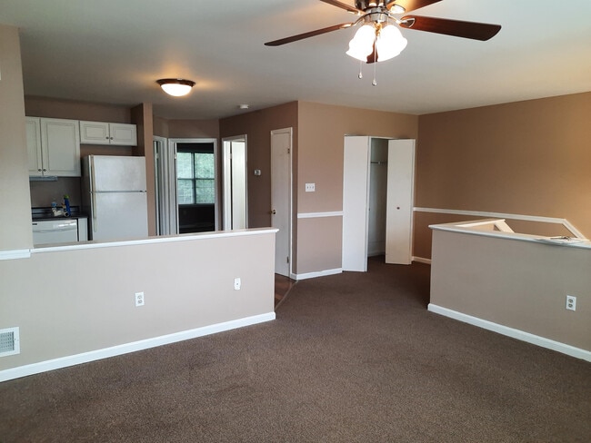 Building Photo - 142 Pickwick Pl