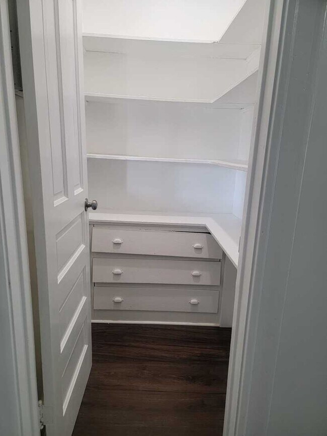 Building Photo - 1540 N Keeler Ave