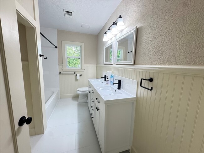 Building Photo - 1901 Marjorie St