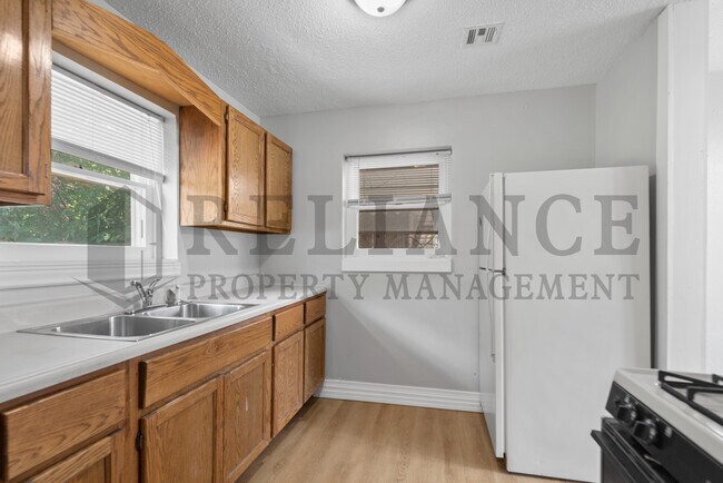 Building Photo - 839 N Oliver St