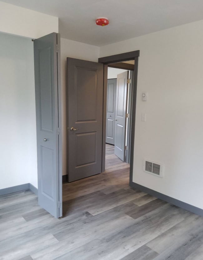 Building Photo - 1611 Lakeway Dr