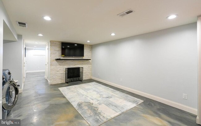 Building Photo - 3161 S Sydenham St