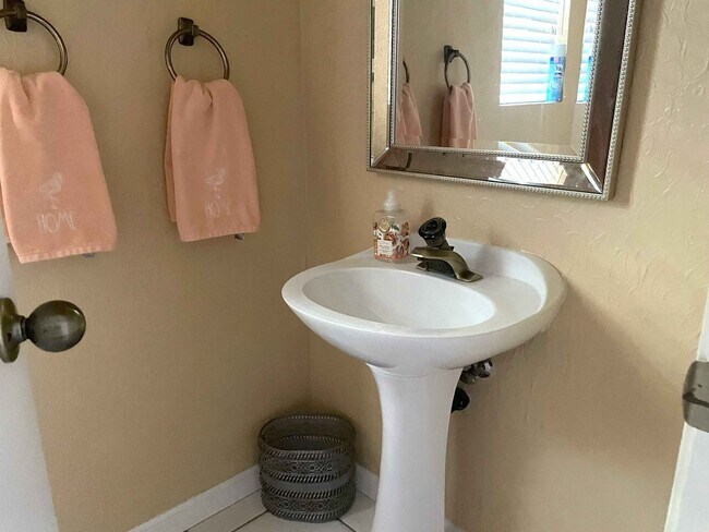 Building Photo - Elegant 4 bedroom 2.5 bath home, Completely Furnished