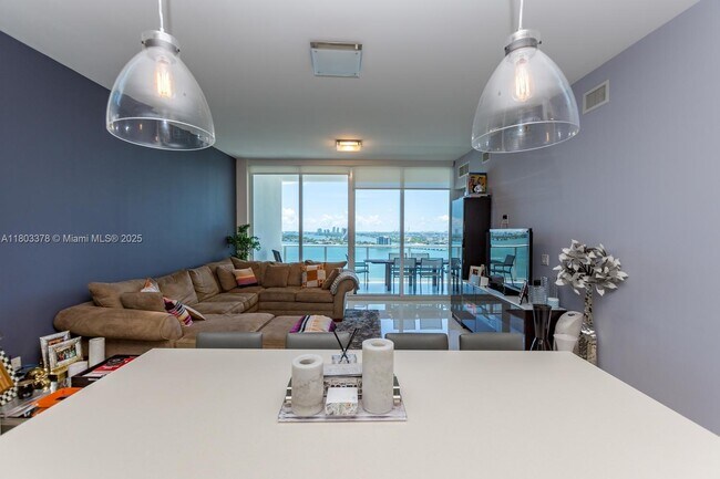 Building Photo - 2020 N Bayshore Dr