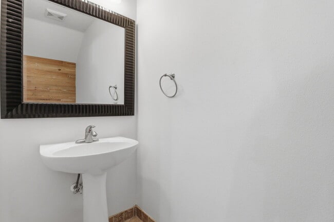 Building Photo - 9902 Lago Dr