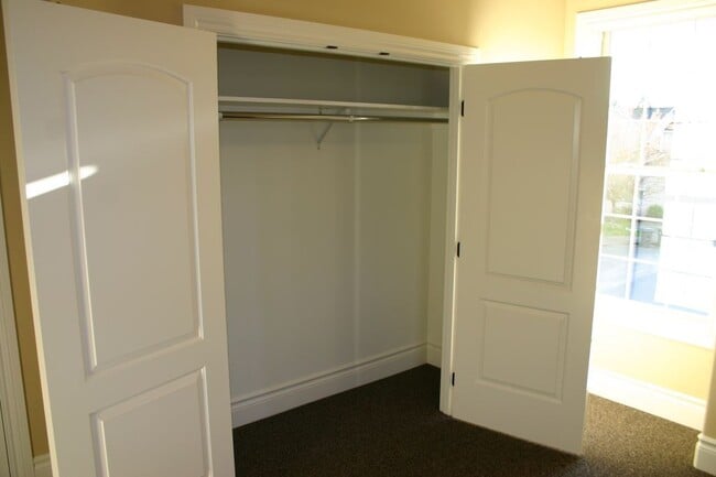 Building Photo - 6 Bed, 4 Bath