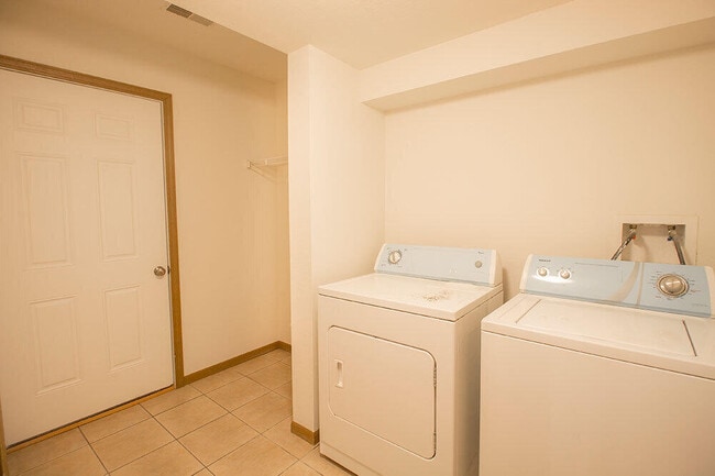 Building Photo - 5303 Silver Mill Dr