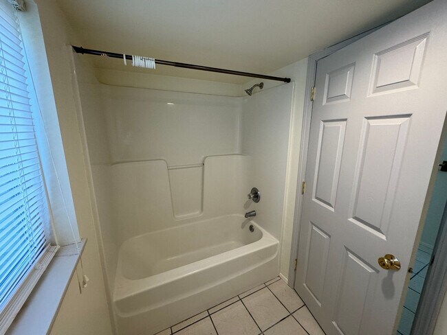 Building Photo - 1048/A/