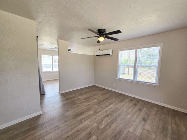 Building Photo - Cute Efficiency Studio Style Home in Shawnee!
