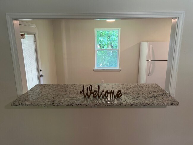 Building Photo - Beautiful Craftsman home in Smyrna