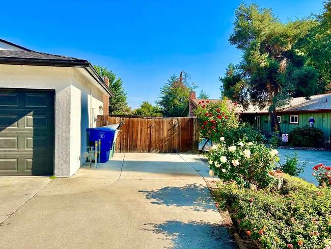 Building Photo - Clovis 3/2 with Large Lot