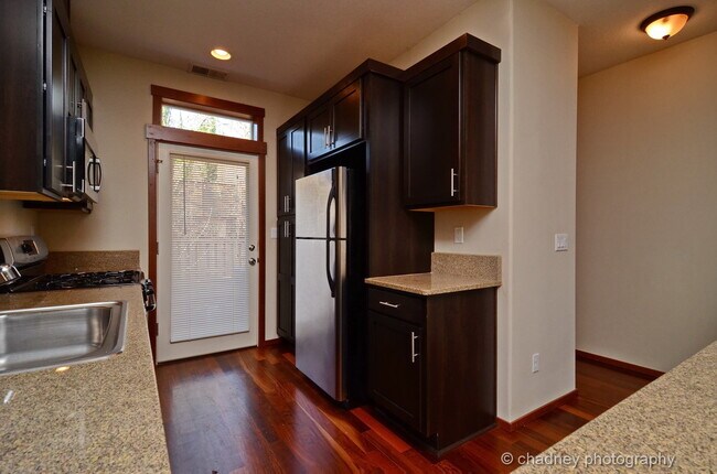 Building Photo - Beautiful Townhome! Flawless Location!