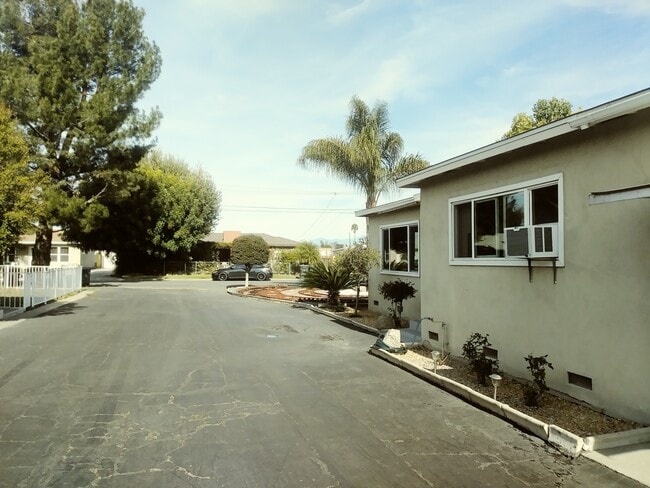 Building Photo - 824 W Cully Dr