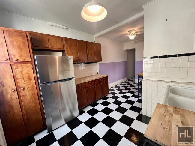 Building Photo - 2.5BR 1BA Crown Heights Limestone Parlor L...