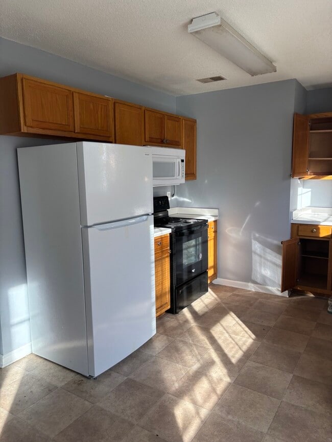 Building Photo - Quiet Neighborhood