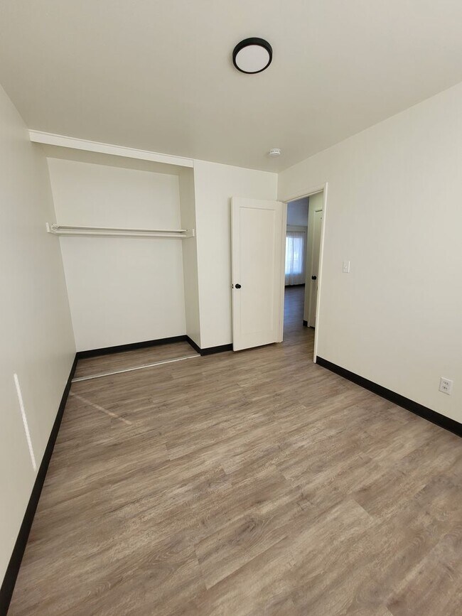 Building Photo - 1208-1210 Vandenberg Ave