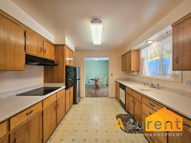 Building Photo - Two Bedroom- Two Full Bathroom Home in des...