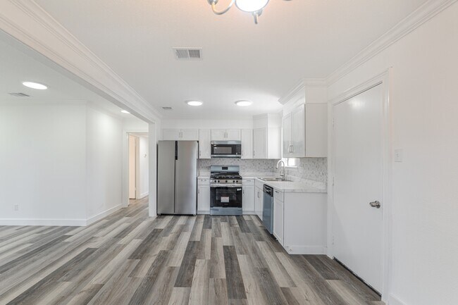 Building Photo - 10126 Pine Moss Dr