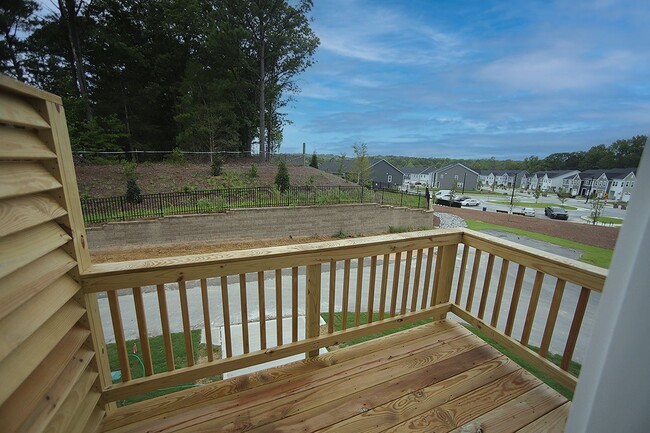 Building Photo - Spacious End Unit Townhome in Beautiful Ne...