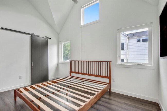 Building Photo - 2502 Southland Dr