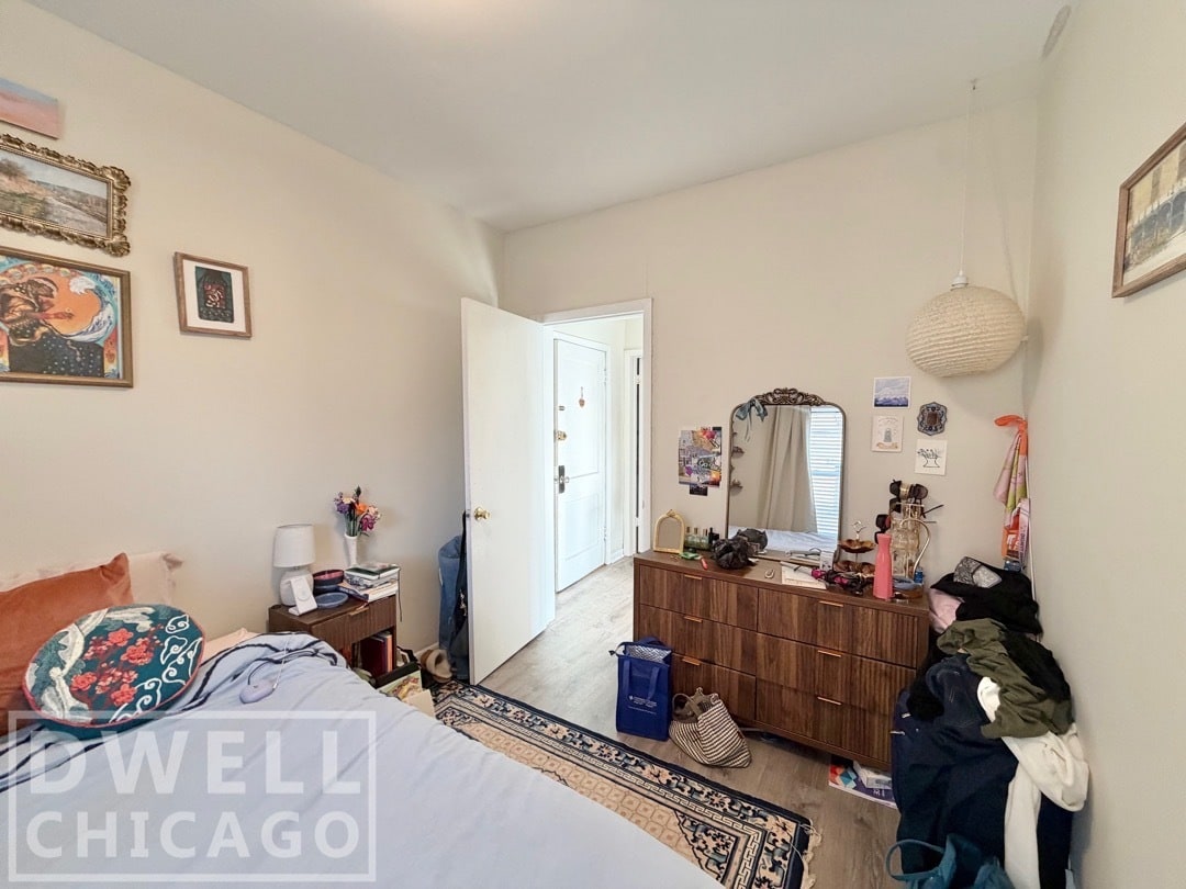 Building Photo - 730 W Roscoe St