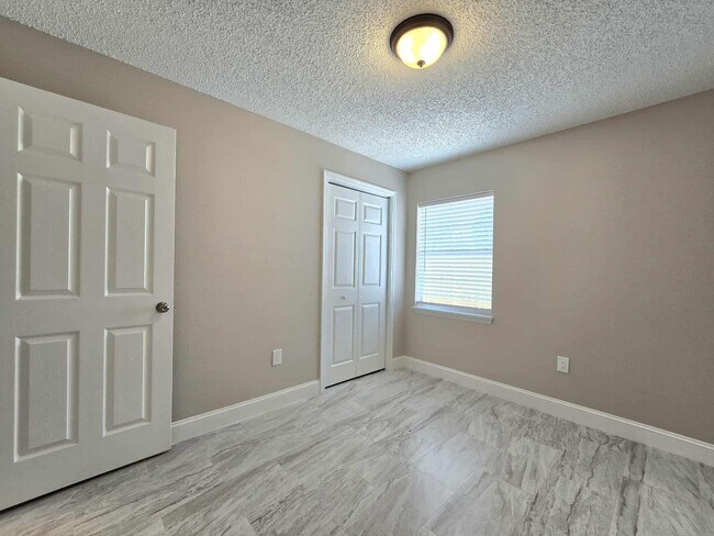 Building Photo - NEWLY RENOVATED 3 Bedroom 1.5 Bath now for...