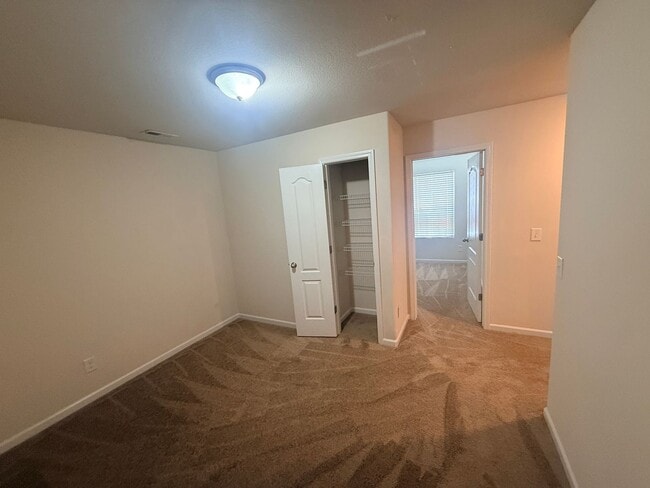 Building Photo - Beautiful townhome minutes from uptown