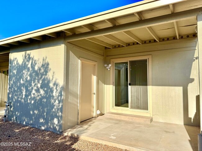 Building Photo - 3323 E Blacklidge Dr