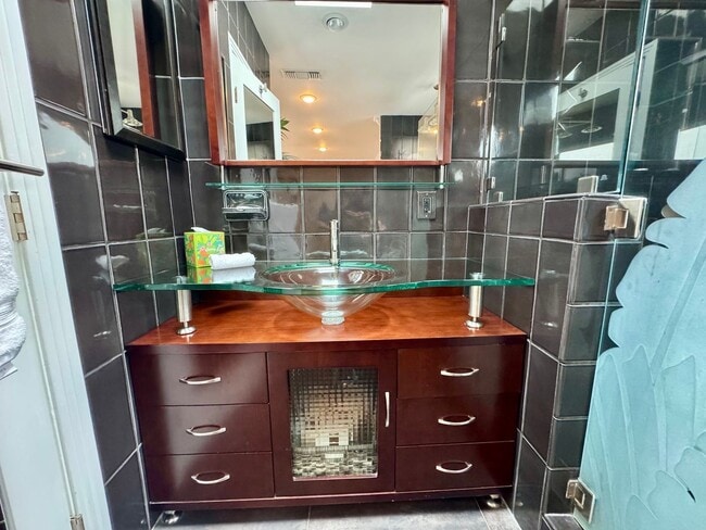 Building Photo - 423