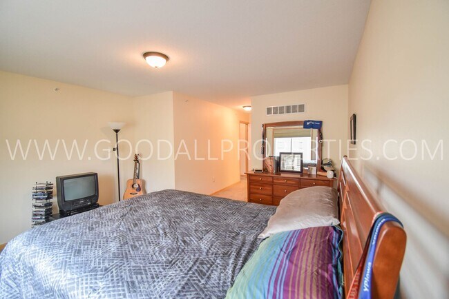 Building Photo - 2 Bedroom 2.5 Bathroom In West Des Moines with 2 car garage attached