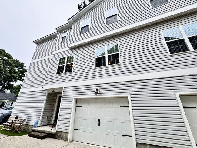 Building Photo - 1533 Ocean Garden St