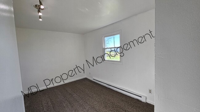 Building Photo - Beautiful 3 bed 1.5 bath home with Pole Ba...