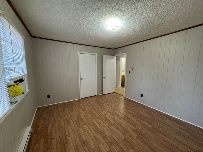 Building Photo - Available to Show