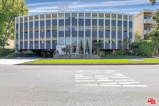 Building Photo - 825 S Gretna Green Way