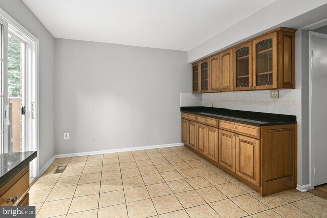 Building Photo - 2514 S Walter Reed Dr