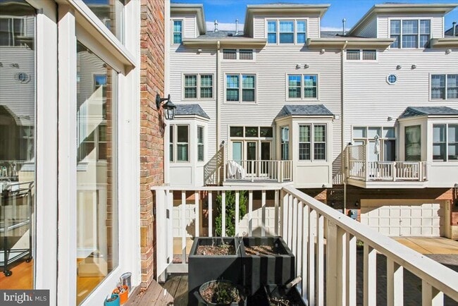 Building Photo - 1053 N Stuart St