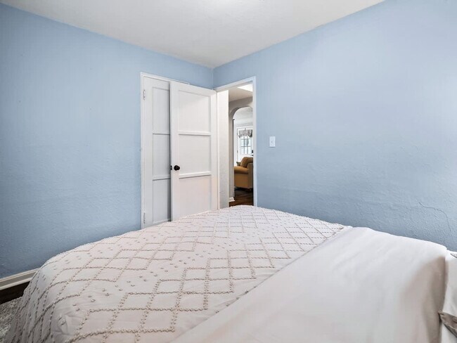 Building Photo - 6771 Greenleaf Ave