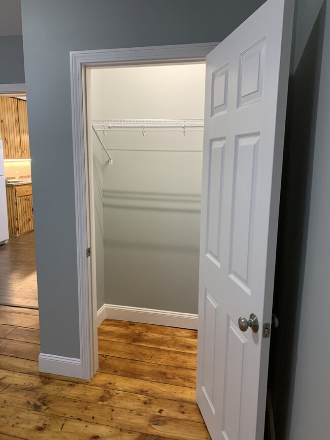 Building Photo - 1ST FLOOR!  3-bedroom unit located on a quiet dead-end street!