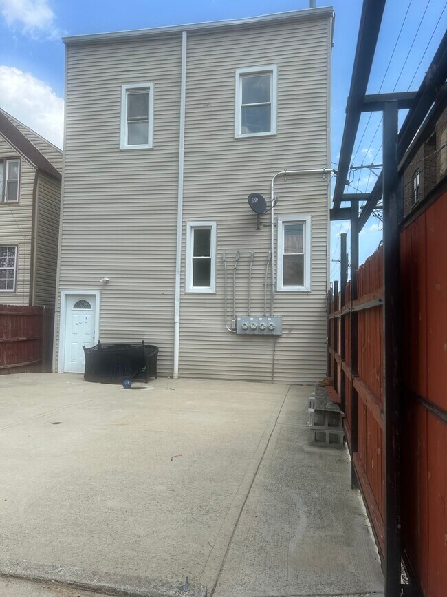 Building Photo - 2414 N Lawndale Ave