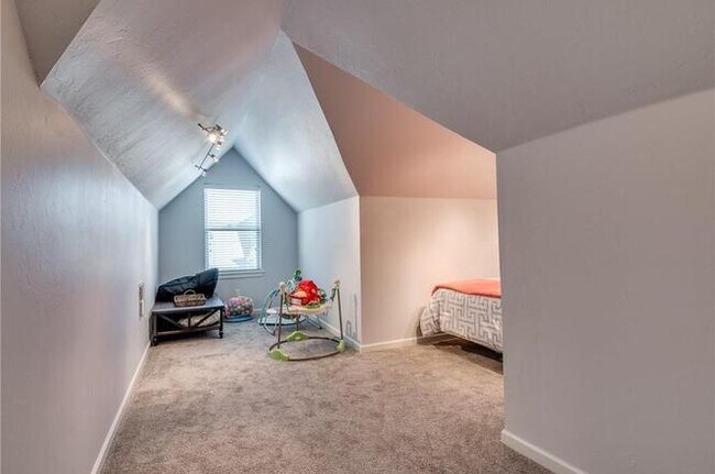 Building Photo - Amazing- Transitional Style Home with Custom Finishes w/ Community Pool- Gated- Edmond Schools