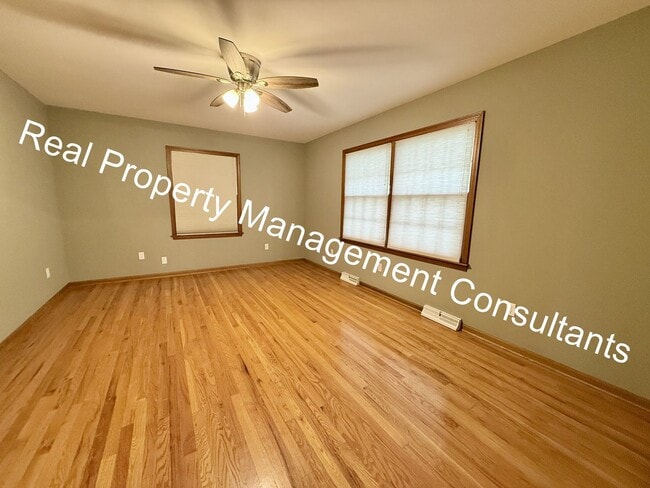 Building Photo - 4 bed | 2.5 bath Home In Shawnee Mission S...