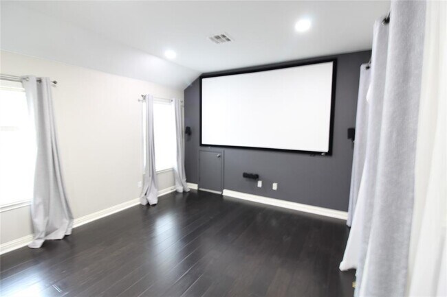 Building Photo - 610 Spanish Mustang Dr