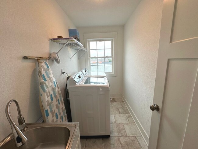 Building Photo - BEACH HOME! 4/4.5 with 3 car garage