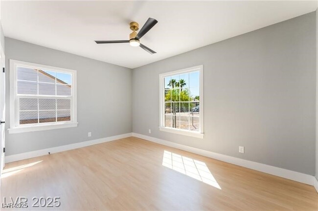 Building Photo - 915 Melrose Dr