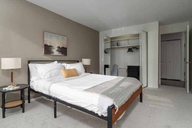 Building Photo - 901 S Ashland Ave