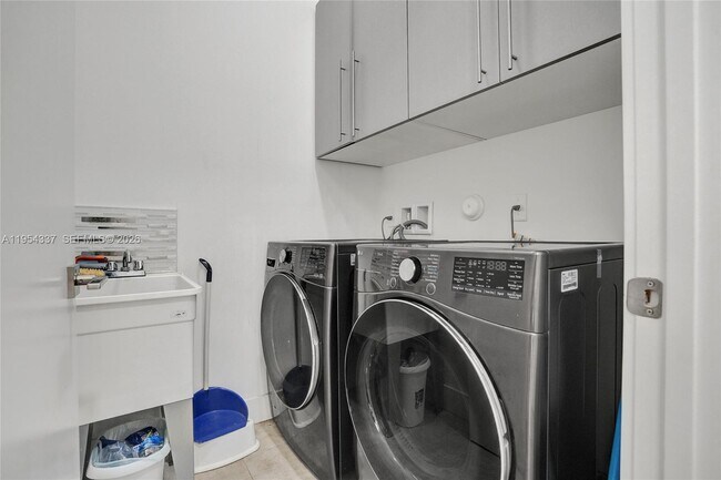 Building Photo - 9995 NW 75th St