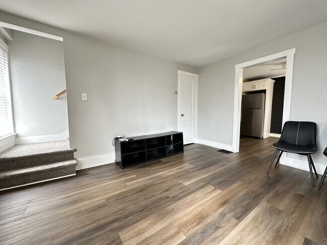 Building Photo - 610 E Main St